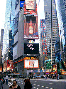 Samsung na Times Squareu predstavlja 3D HDTV s Jamesom Cameronom i Black Eyed Peasom