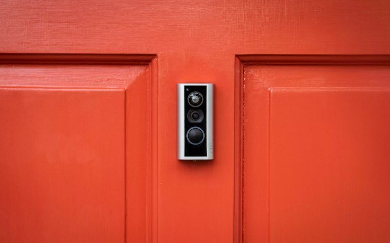 Ring Wireless Peephole Cam dan Chime Doorbell Repeater Disemak