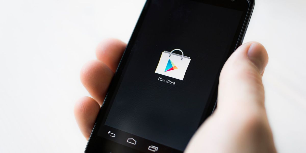 كيفية فرض تحديث متجر Google Play على Android