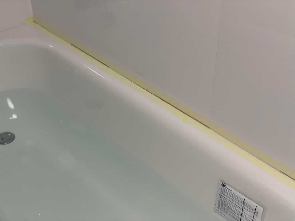 πώς να σφραγίσετε γύρω από ένα μπάνιο