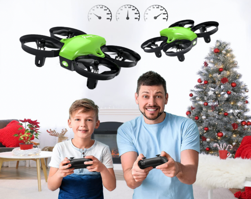   En far och son framför en julgran med varsin Potensic A20 Mini Drone med snabbval överst på bilden som indikerar de tre olika hastighetslägena.