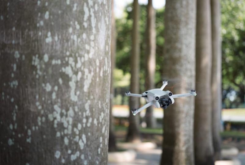   En bild av DJI Mini Pro 3 som flyger bland träd