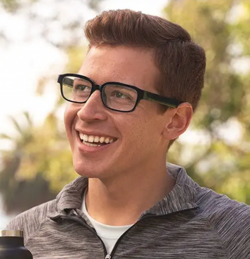   Hymyilevä mies, joka käyttää Amazon Echo 2nd Generation -älylaseja