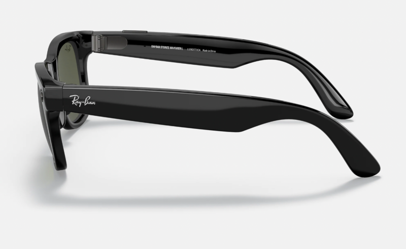   Foto lateral de um par de óculos Rayban Storie -Wayfarer Smart Glasses