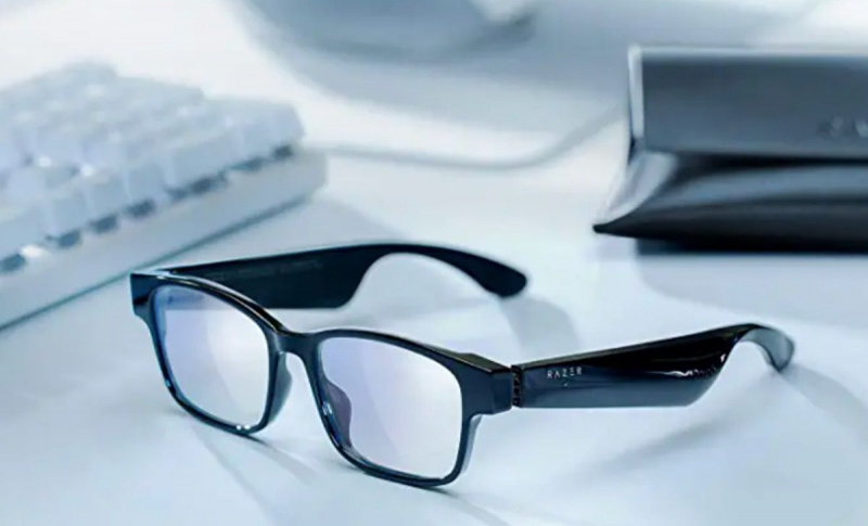   Um par de óculos inteligentes Razer Anzu sobre uma mesa