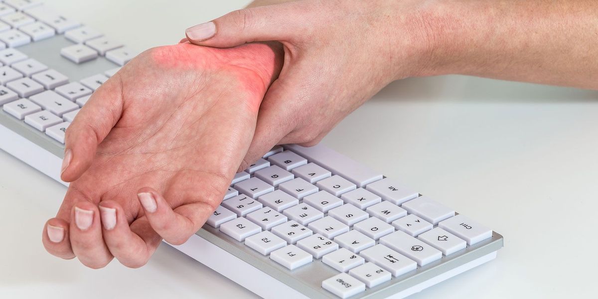 Cele mai bune 7 tastaturi ergonomice pentru a îmbunătăți confortul computerului