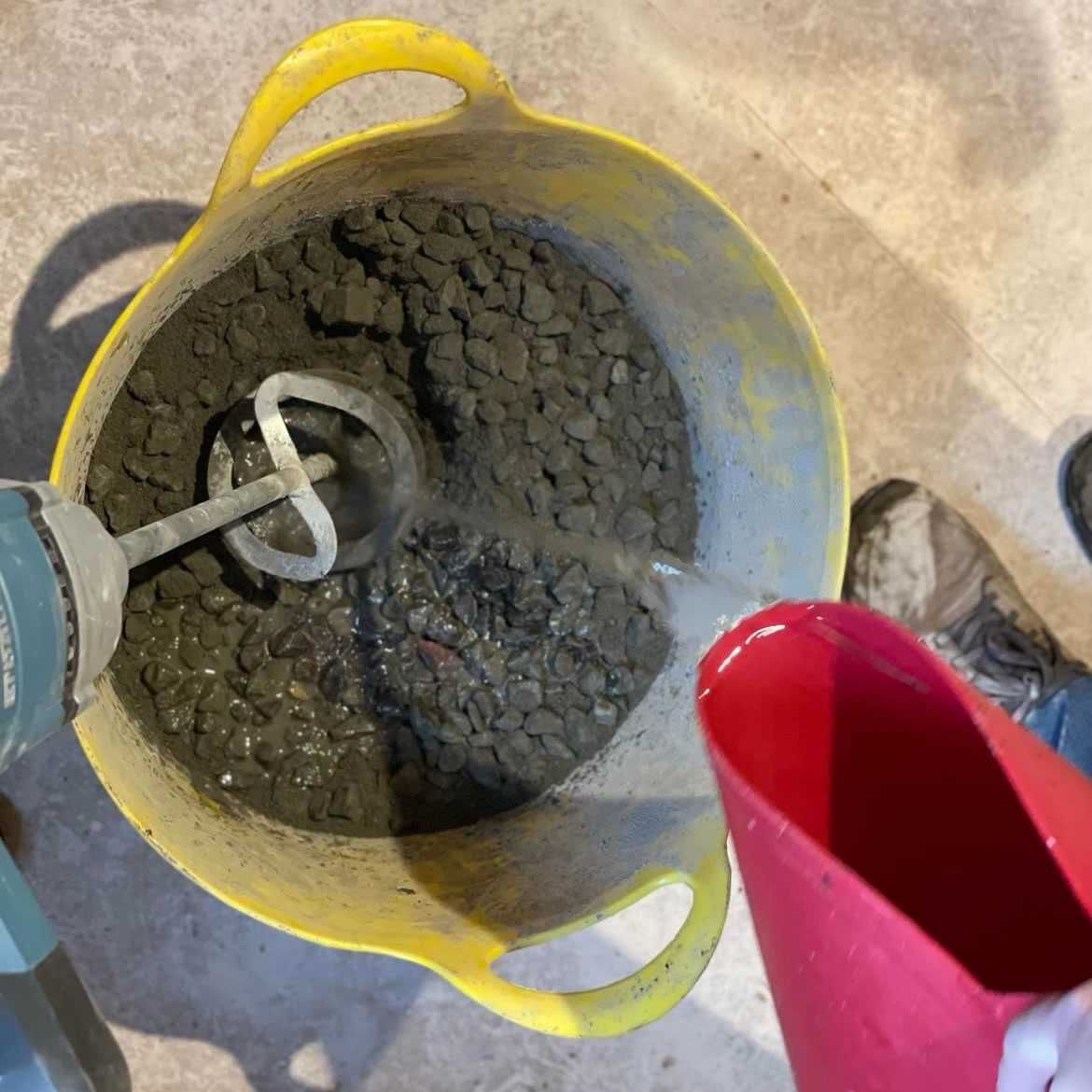 hur man blandar cement i en hink