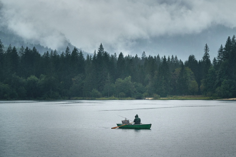   photo d'une personne sur un bateau dans un lac