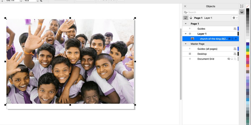   لوحة CorelDRAW مع صورة تلاميذ يرتدون قمصان أرجوانية.