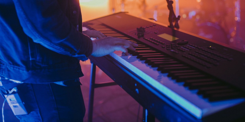   En person som spelar ett MIDI-keyboard vid ett livemusikframträdande.