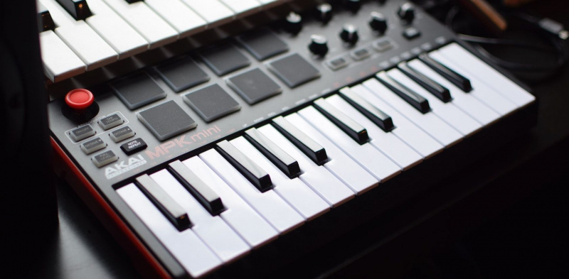   En närbild av mpk mini MIDI-keyboard från Akai.