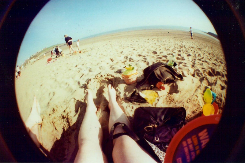   Fisheye foto av kvinna's legs on sand.