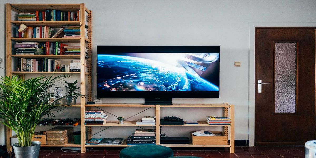 15 roliga och enkla DIY -TV -stativ att bygga i vår