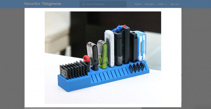   Kuvakaappaus Thingiverse-verkkosivustolta, jossa näkyy 3D-tulostettu pidike SD-korteille, USB- ja microSD-korteille.