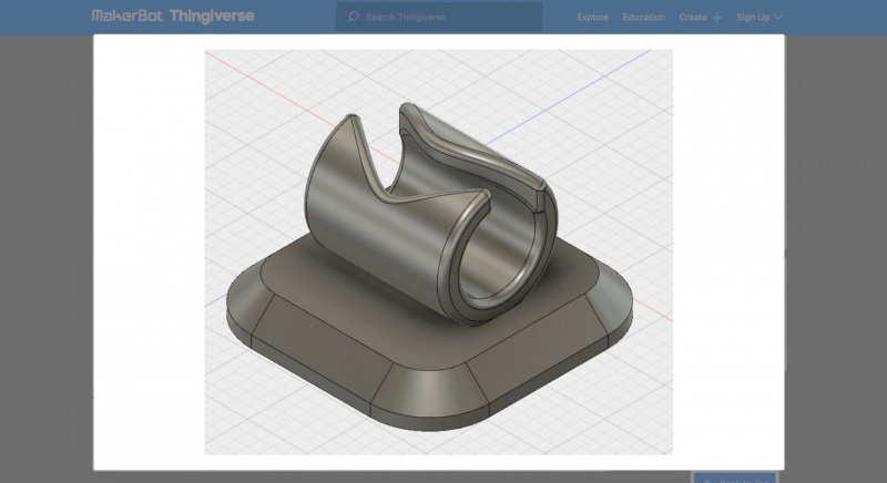   Kuvakaappaus Thingiverse-verkkosivustolta, jossa näkyy 3D-malli kaapelikiinnikkeestä.