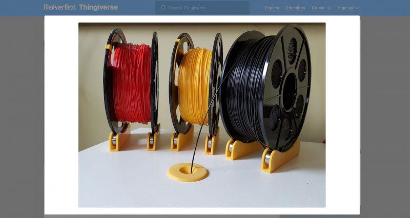   Kuvakaappaus Thingiverse-verkkosivustolta, jossa näkyy 3D-tulostettu puolan pidike filamenttirullille.