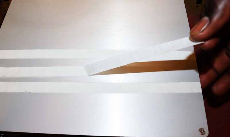   Usando uma fita adesiva para limpar uma cama de impressora 3D