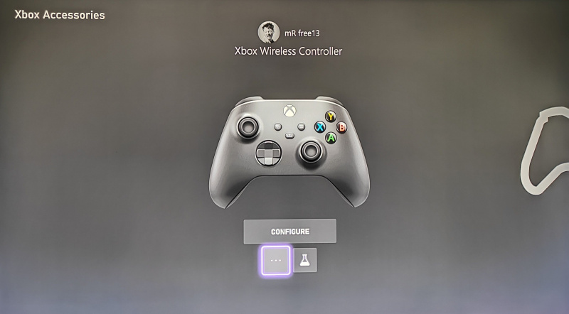   Une photo des paramètres de l'accessoire Xbox Series X avec l'icône d'ellipses en surbrillance