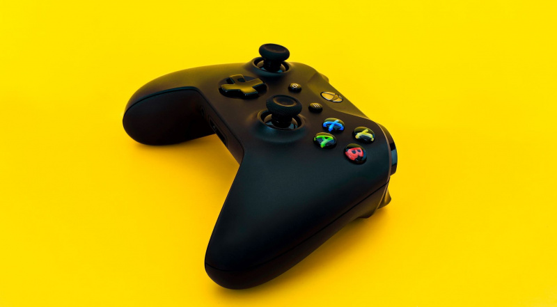   Une photo de haut en bas d'une manette Xbox Series X avec un fond jaune