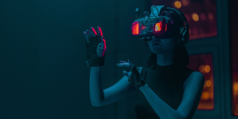  Femeie în căști VR în camera întunecată