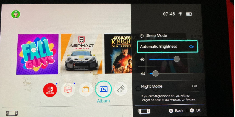  fotografija stikala Nintendo Switch z odprtim menijem za hitre nastavitve