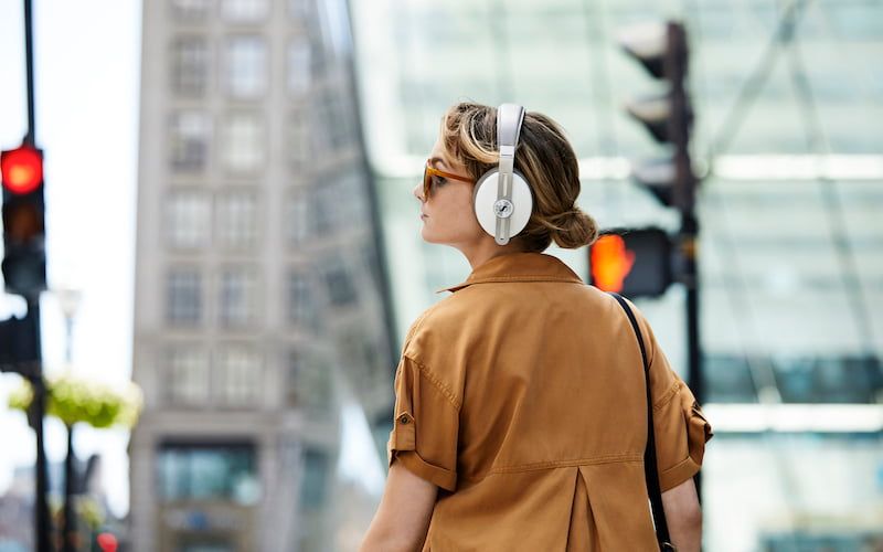 A Sennheiser hatalmas akciókat hirdet fejhallgatókról és fülhallgatókról