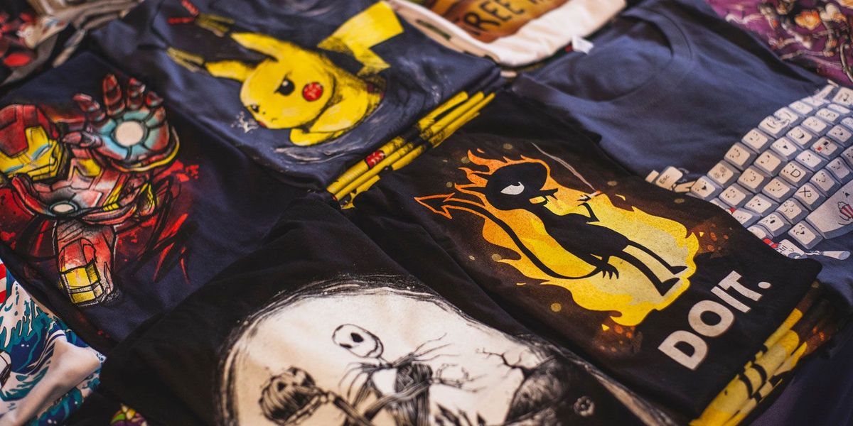De unde să cumpărați tricouri cool online: Cele mai bune 10 site-uri