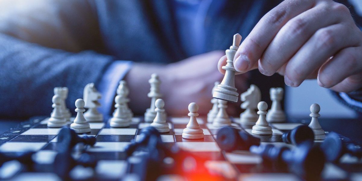 ऑनलाइन शतरंज खेलने और अपने कौशल में सुधार करने के तरीके सीखने के 5 नि: शुल्क तरीके