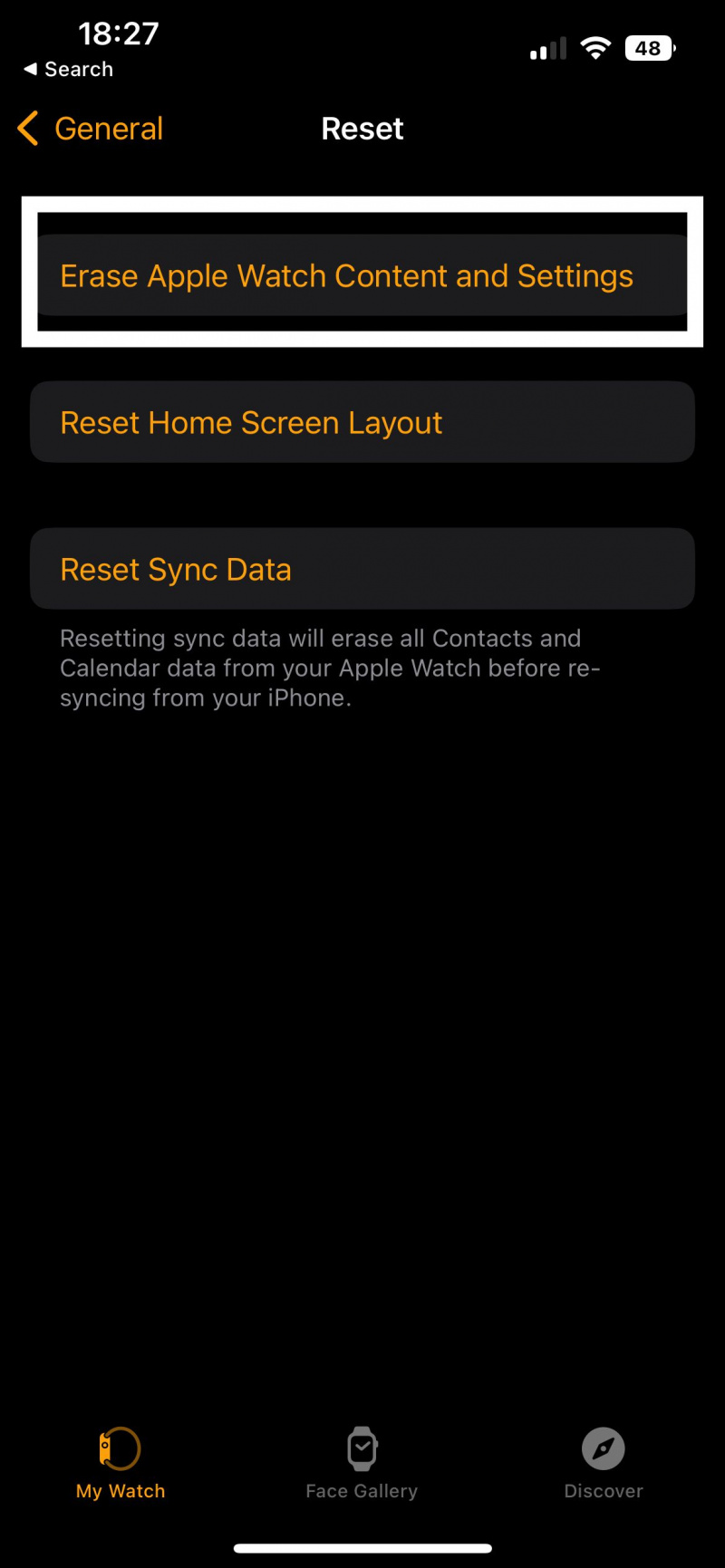   شاهد لقطة شاشة التطبيق التي تعرض مكان النقر لمسح محتوى وإعدادات Apple Watch.