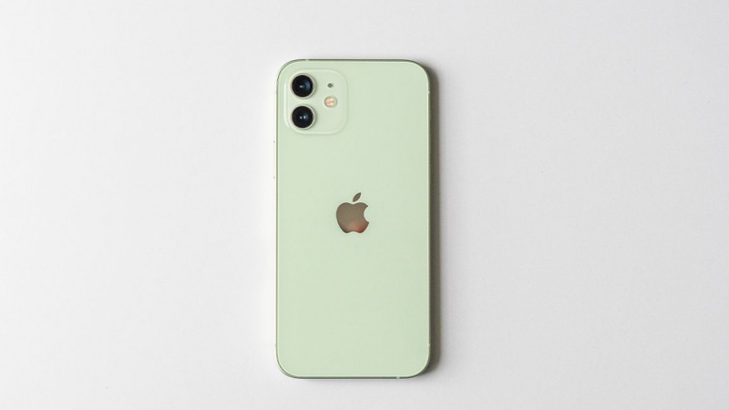   iPhone 11 على خلفية بيضاء
