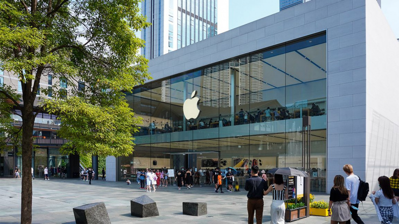   Menschen stehen vor einem Apple Store