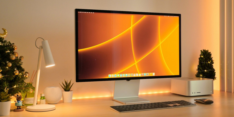   Mac Studio en un escriptori amb pantalla d'estudi
