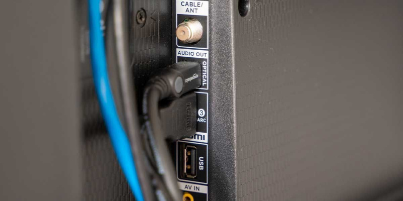   Portas de monitor com entradas HDMI e USB