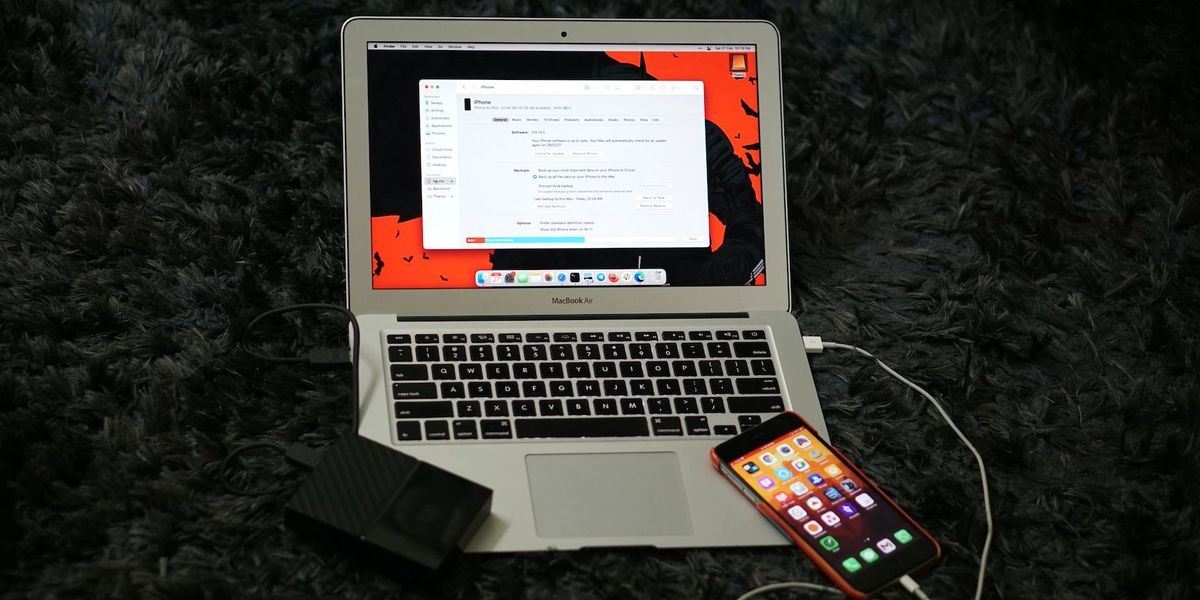 Cara Membuat Sandaran iPhone ke Lokasi Lain di Mac Anda