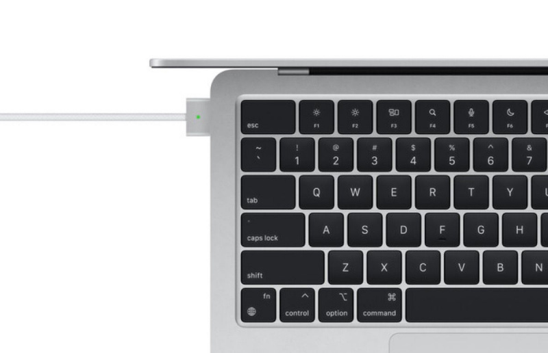  macbook מחובר למטען