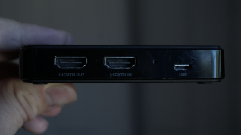   Tenir une carte de capture et montrer ses entrées/sorties HDMI et ses ports USB