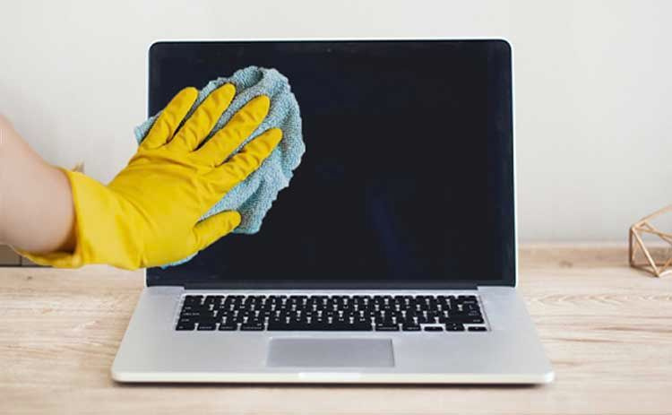   تنظيف شاشة MacBook باستخدام Microfibre