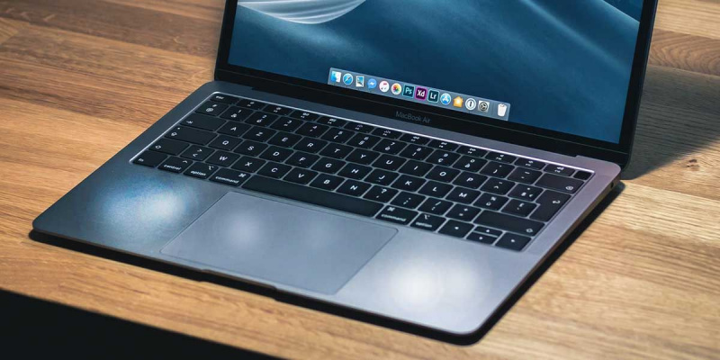   MacBook مع مساند راحة متغيرة اللون