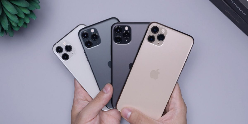   iPhone σε τέσσερα διαφορετικά χρώματα