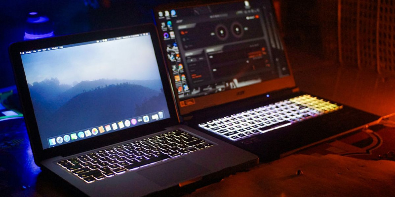   MacBook και φορητός υπολογιστής παιχνιδιών δίπλα-δίπλα