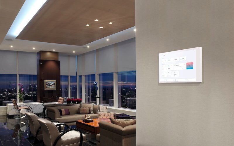 تقدم شاشات اللمس الجديدة من Crestron حلاً مرنًا للتحكم السكني