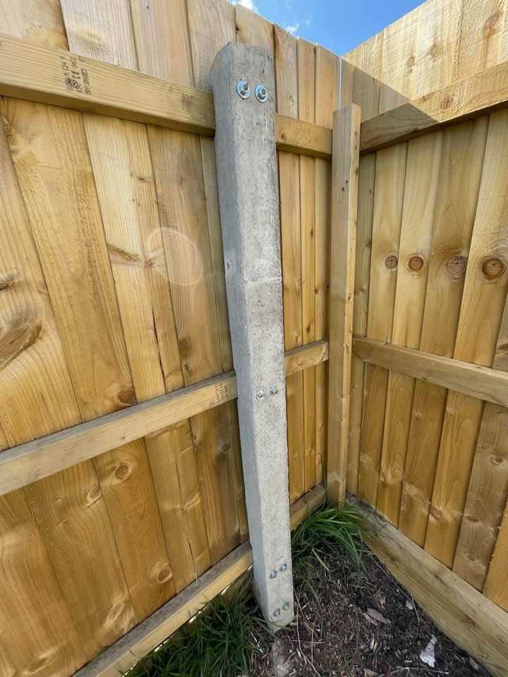 Poteau de clôture en béton