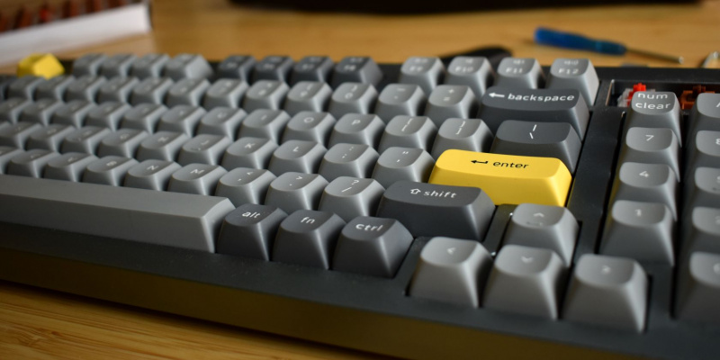   Vedere frontală a tastaturii keychron q5