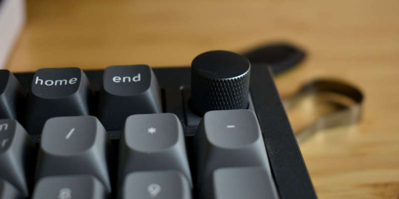   butonul de reglare a volumului tastaturii keychron q5
