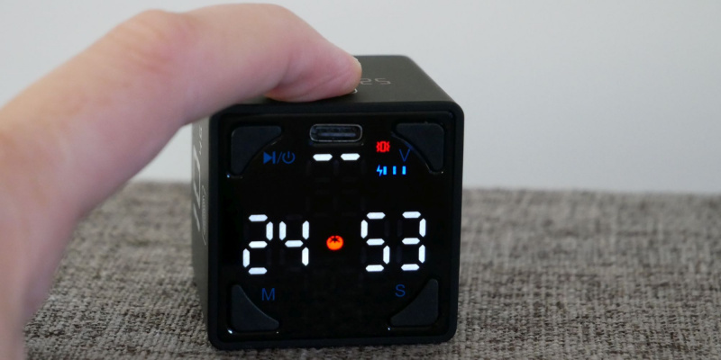   TickTime Cube pritiskom na ikonu otiska prsta