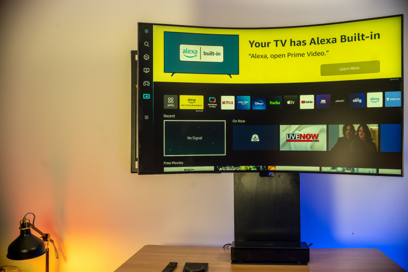   Samsung Odyssey Ark 55in care afișează Media Hub și capabilitățile Alexa pe un birou
