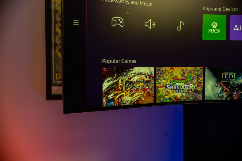   sus din partea stângă a ecranului Samsung Odyssey Ark de 55 inci care arată Game Hub