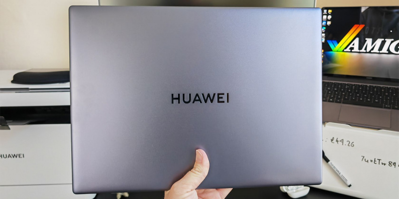   Huawei MateBook 16s हाथ में बंद हुआ
