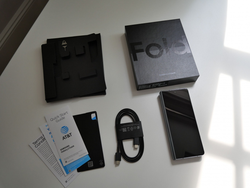   محتويات الصندوق لـ Z Fold 4 (إصدار AT&T)