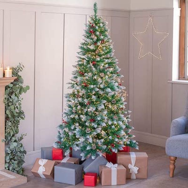 Árvore de Natal nevada de CHRISTÓ com pinhas